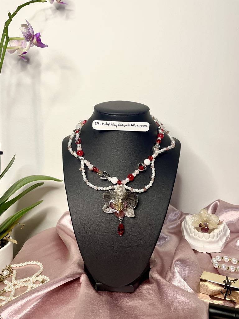 Gitter real orchid with bead necklace