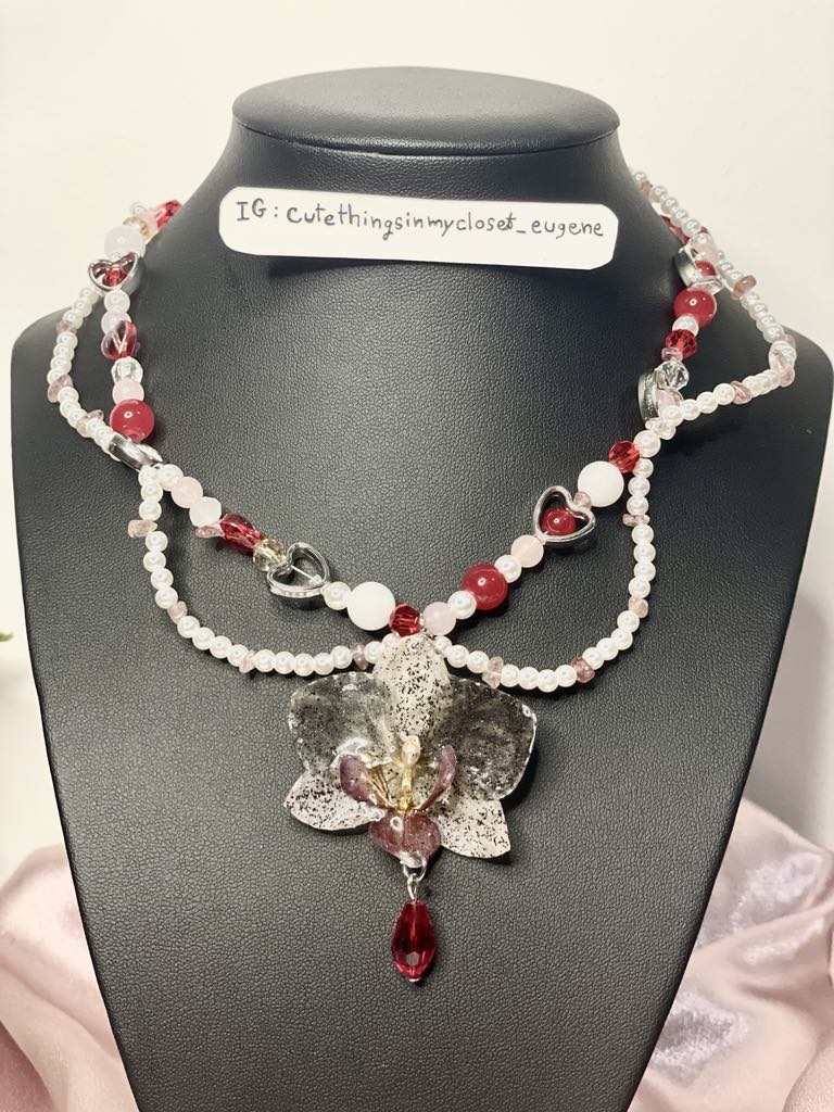 Gitter real orchid with bead necklace