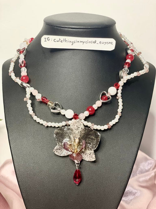 Gitter real orchid with bead necklace