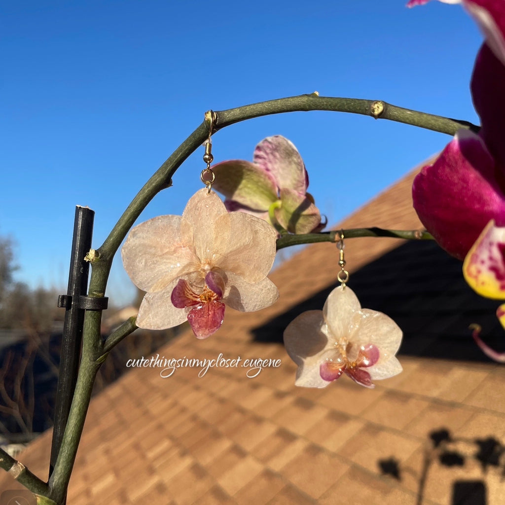 Real orchids earrings nurture color.
