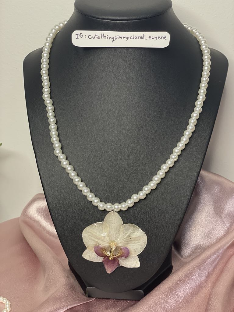 natural color orchid with simulated white pearl