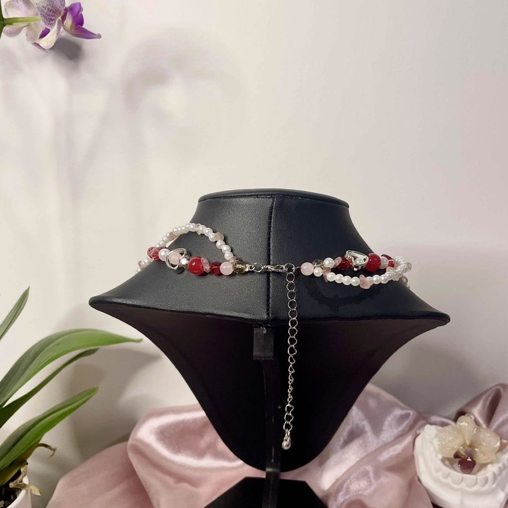 Gitter real orchid with bead necklace